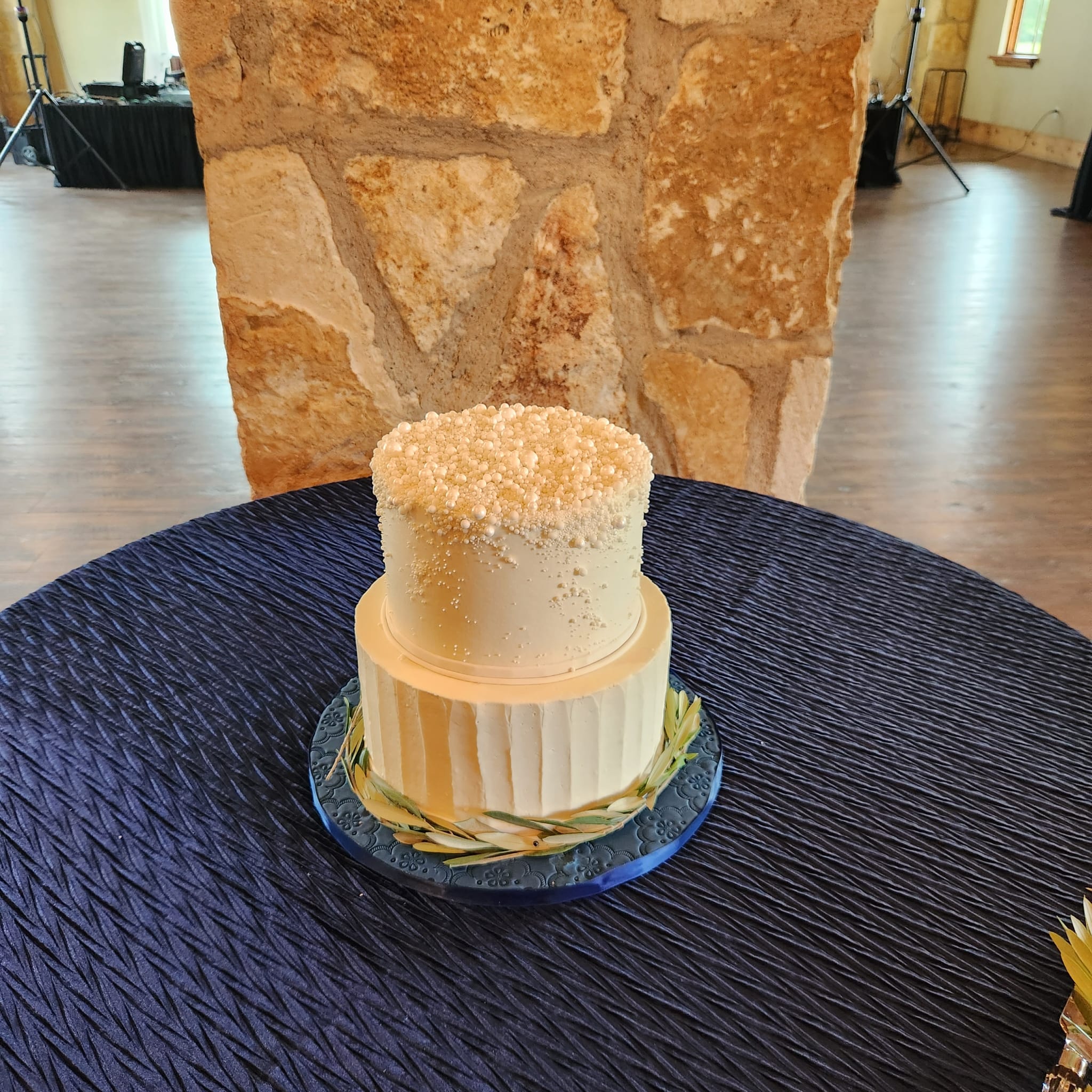 Wedding Cakes. Pearls & Wide Spatula