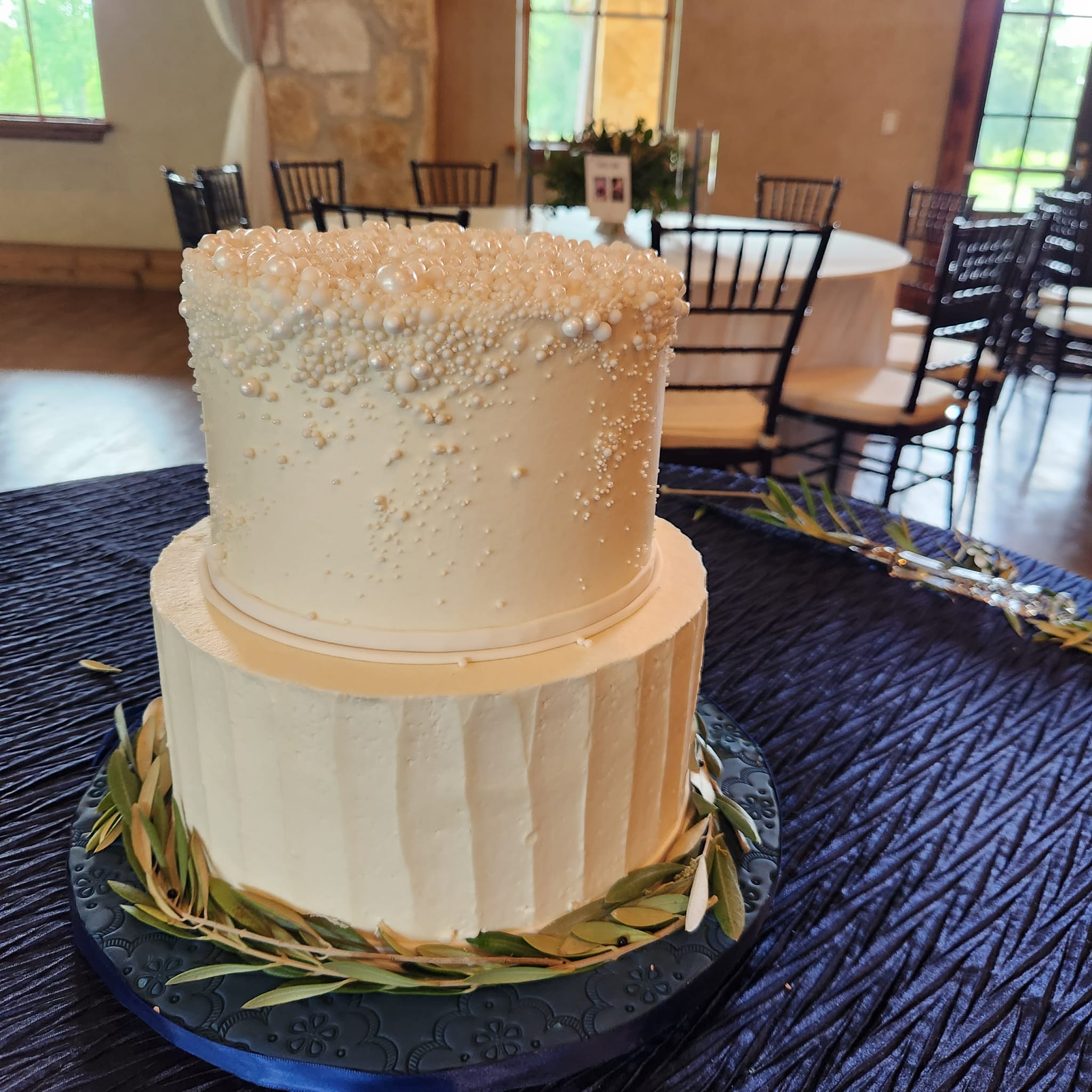 Wedding Cakes. Pearls & Wide Spatula