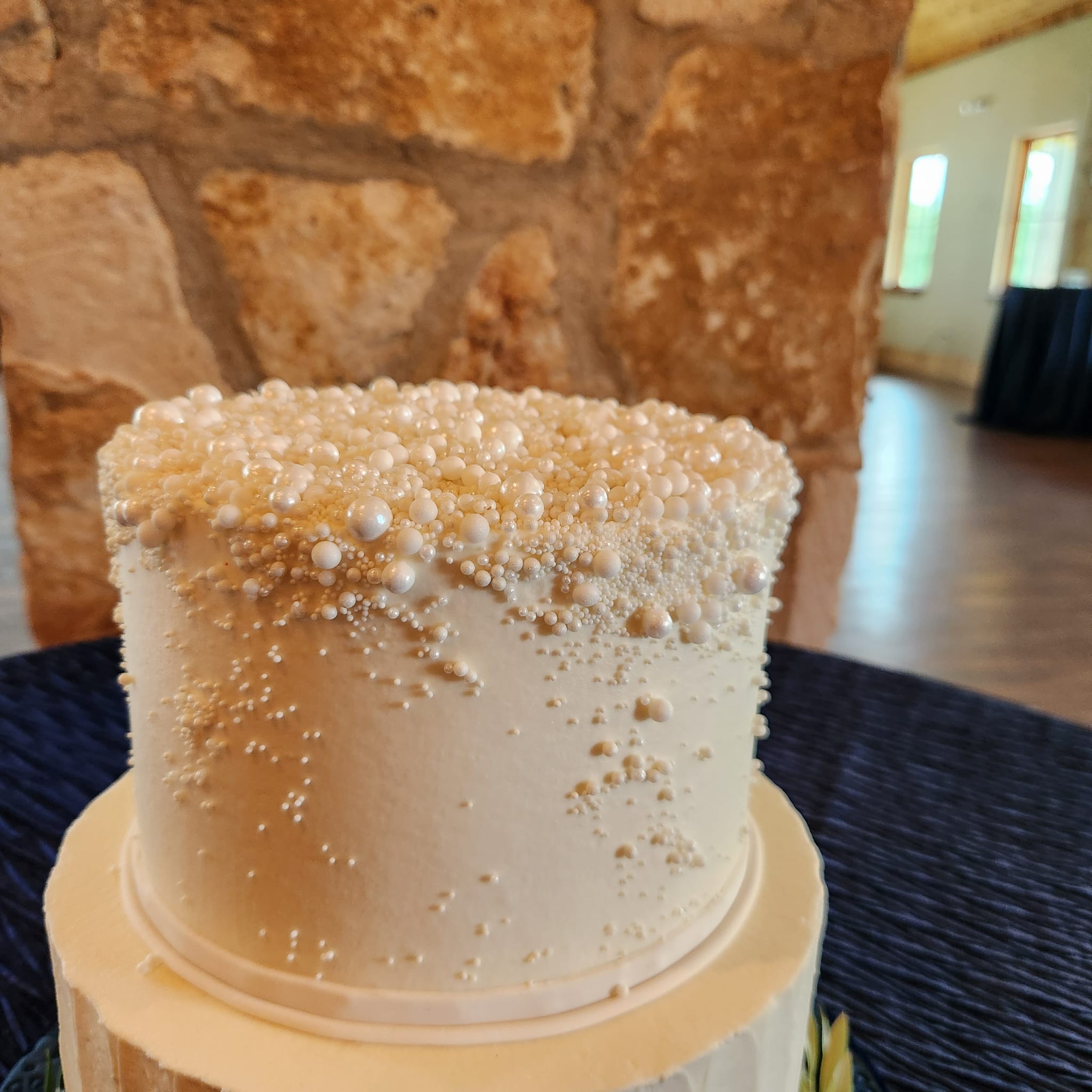 Wedding Cakes. Pearls & Wide Spatula