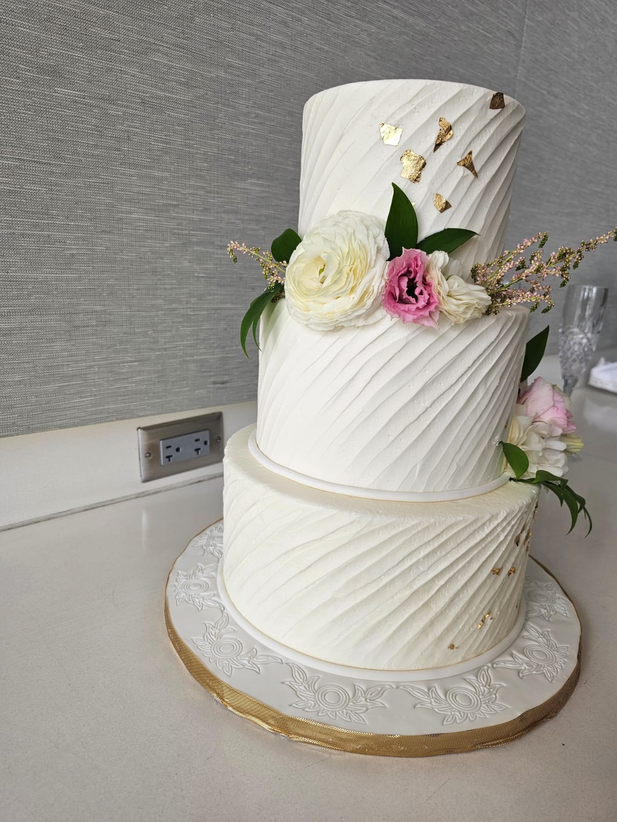 Wedding Cakes. Irregular Diagonal Spatula