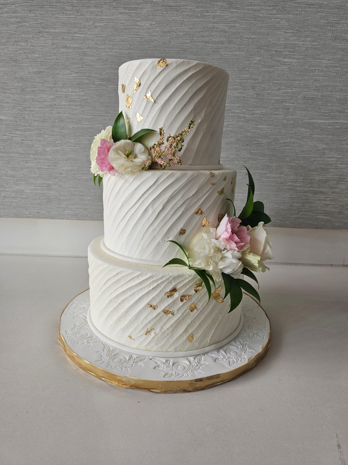 Wedding Cakes. Irregular Diagonal Spatula