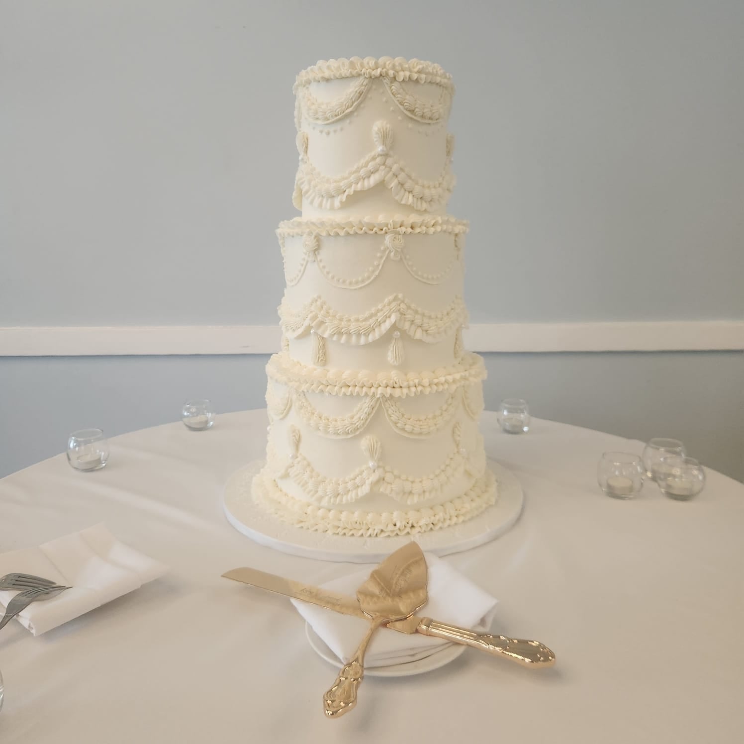 Wedding Cake. Vintage 3 Tiers