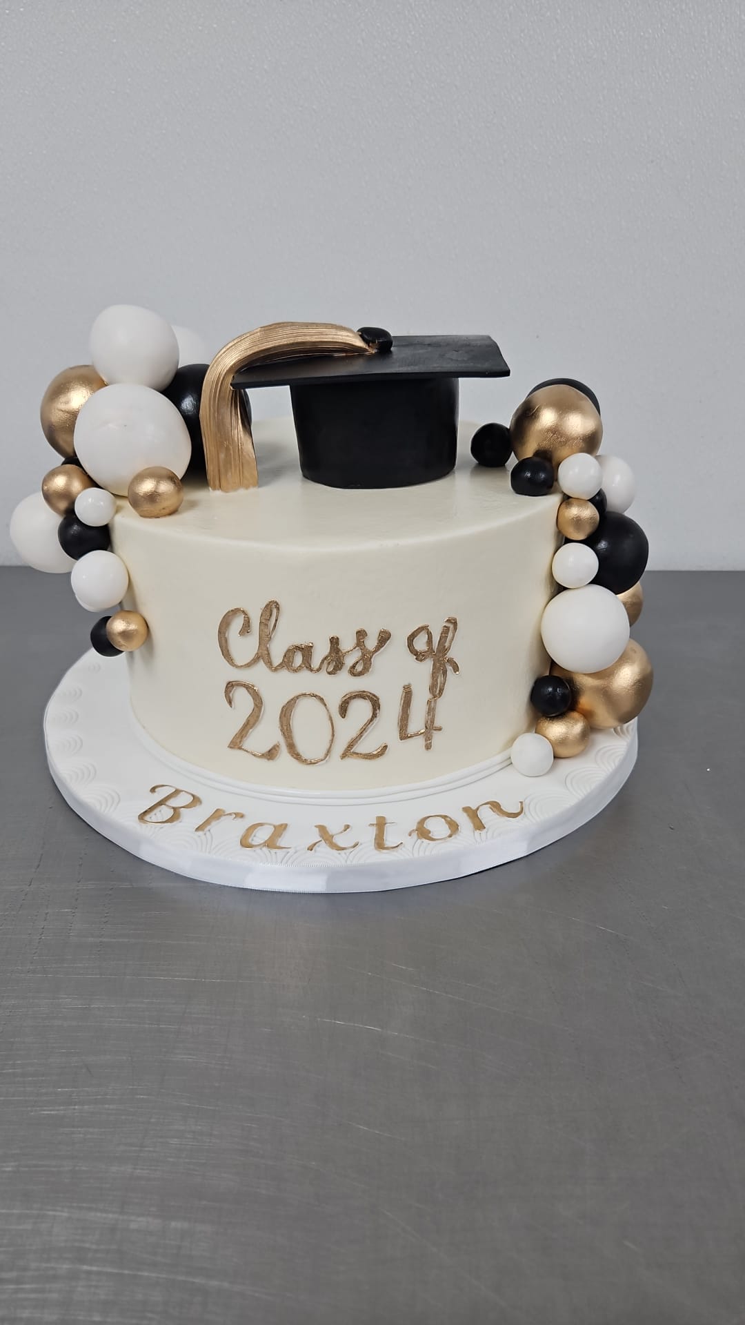 Graduation Cake. Black and Gold
