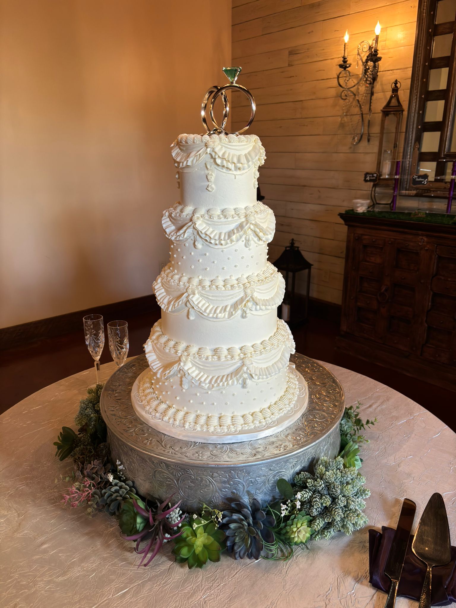 Wedding Cake. Vintage 4 Tiers